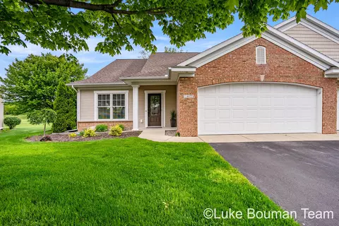 6177 N Elmwood Lake Dr, Hudsonville, MI 49426
