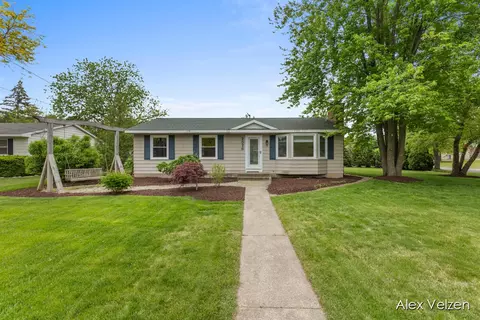 2526 Pohens Ave NW, Walker, MI 49544