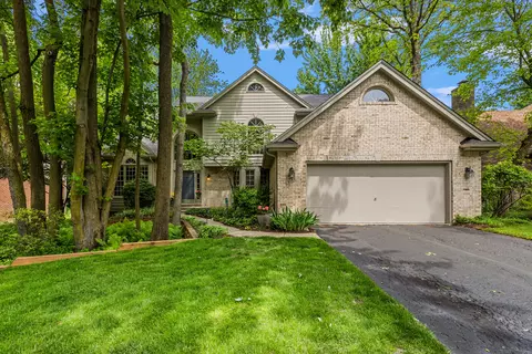 6166 Mission Dr, West Bloomfield, MI 48324