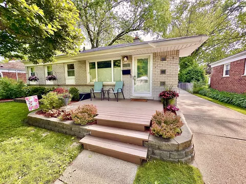 10060 Seltzer St, Livonia, MI 48150