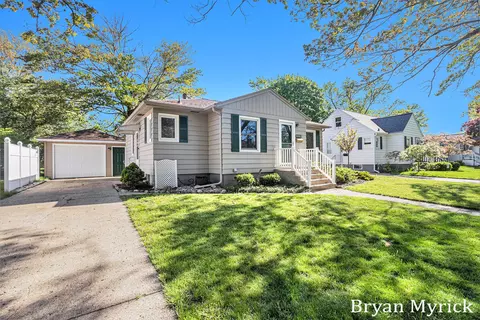 1040 Waverly Ave, Grand Haven, MI 49417