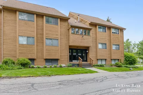 6731 Boca Vista Dr NE, Rockford, MI 49341