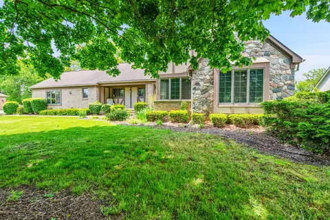10044 Aylebury Dr, South Lyon, MI 48178