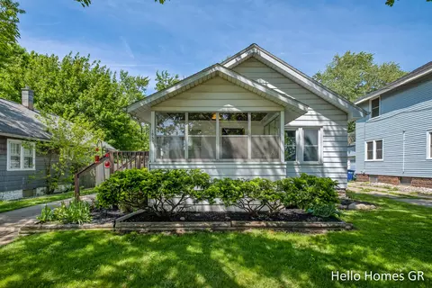 105 Graceland St NE, Grand Rapids, MI 49505