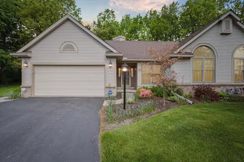 918 Hickory Creek Dr, Temperance, MI 48182