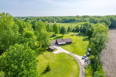 7341 S Montcalm Ave, Lowell, MI 49331