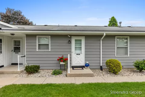 5169 Southglow Ct SE, Kentwood, MI 49508