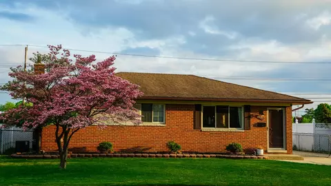 8522 Gettysburg Dr, Sterling Heights, MI 48313