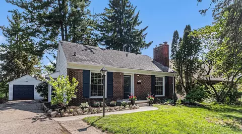 1824 Crestland Dr, Ann Arbor, MI 48104