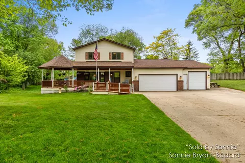 1120 Fallingbrook Dr SE, Kentwood, MI 49508