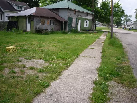 438 N Walker St, Bronson, MI 49028