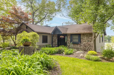 5164 Island Shore Dr, Pinckney, MI 48169