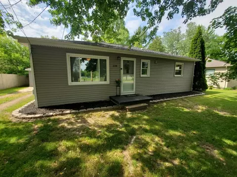 228 E Columbia Street St, Mason, MI 48854
