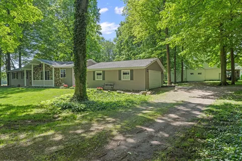 19787 Hoffman St, Cassopolis, MI 49031