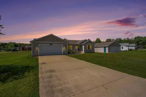 1306 Alivia Dr, Plainwell, MI 49080