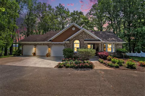 10655 Boniface Point Dr, Plainwell, MI 49080