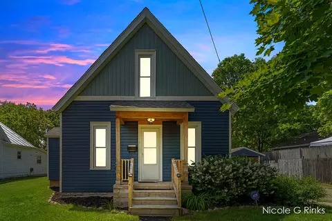 186 S Pleasant Ave, Lowell, MI 49331