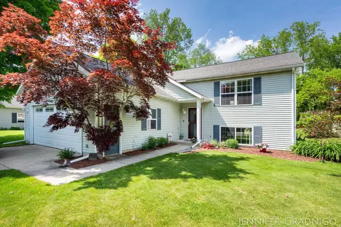 604 Glenview Ln, Fennville, MI 49408