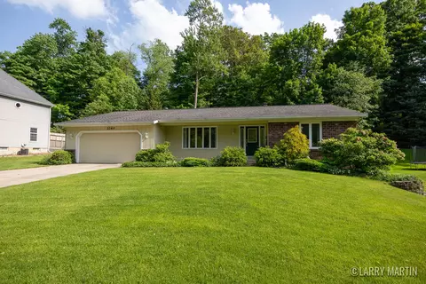 2260 Chelsea Rd NE, Grand Rapids, MI 49505