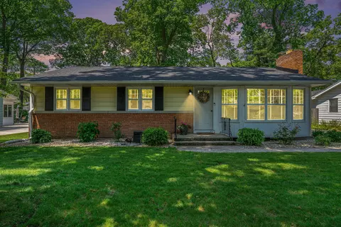 732 Oakmere Pl, Muskegon, MI 49445