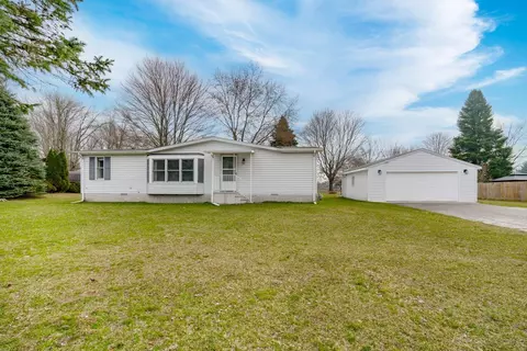 20301 Meadow Dr, Gobles, MI 49055