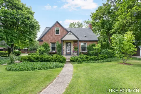 922 S Shore Dr, Holland, MI 49423