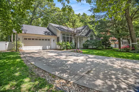 14227 Rockwood Ln, Grand Haven, MI 49417
