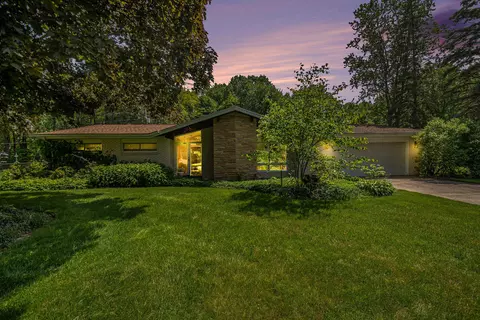 1592 Timberlane Dr, St. Joseph, MI 49085