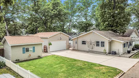 2377 F Dr, Pleasant Lake, MI 49272