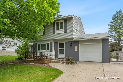 8282 Courtland Dr NE, Rockford, MI 49341
