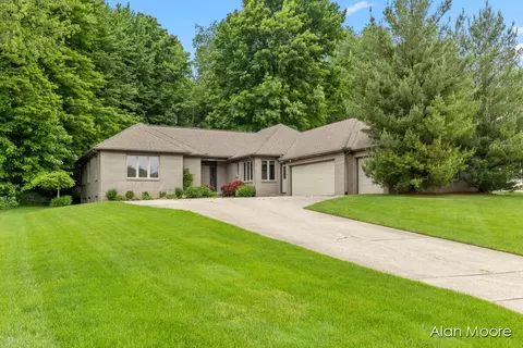 6431 Valencia Dr NE, Rockford, MI 49341