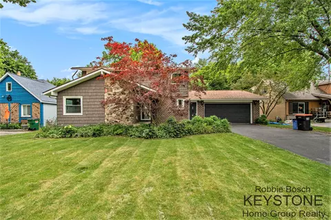 2195 Innwood Dr SE, Kentwood, MI 49508