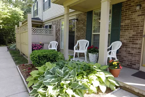 103 Commons Cir, Saline, MI 48176 photo 3