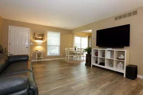103 Commons Cir, Saline, MI 48176 photo 7