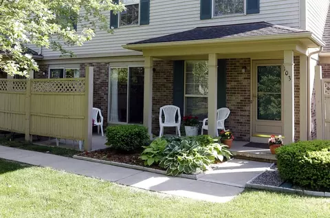 103 Commons Cir, Saline, MI 48176 photo 2