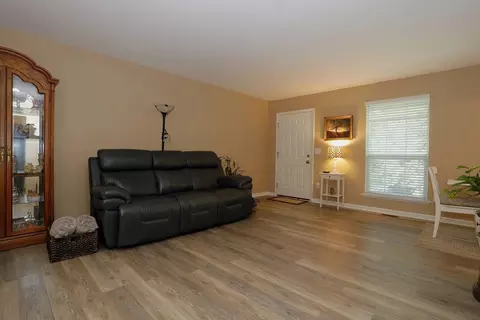 103 Commons Cir, Saline, MI 48176 photo 6