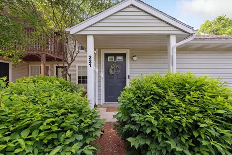 221 Hunters Ln NE, Rockford, MI 49341
