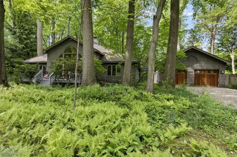 8544 Oak Ln, Lakeside, MI 49116