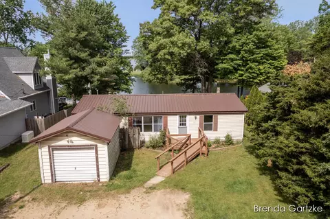 8761 Huron Dr, Howard City, MI 49329