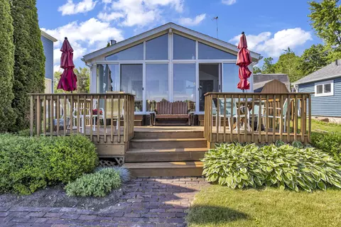 421 Wolf Lake Dr, Brooklyn, MI 49230