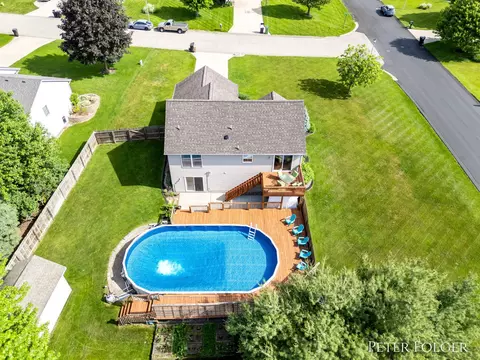 2468 Willow Ridge Dr, Jenison, MI 49428