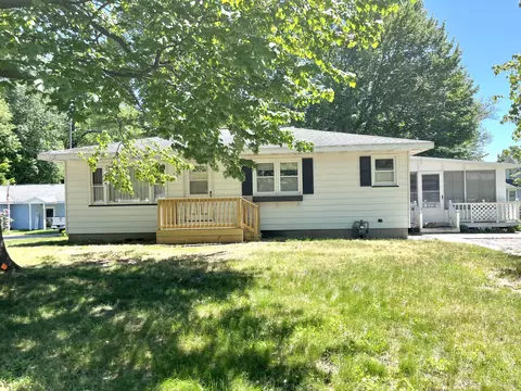 33 E Beech St, Fruitport, MI 49415