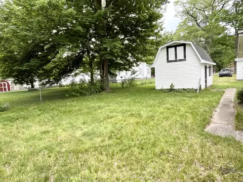 33 E Beech St, Fruitport, MI 49415 photo 4