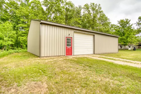 6088 Cherokee Dr, Howard City, MI 49329