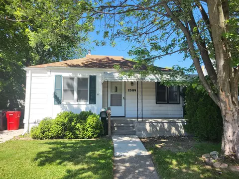 25119 Leach St, Roseville, MI 48066