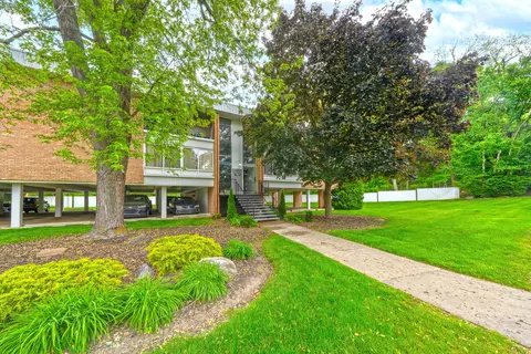 32010 Grand River Ave #16, Farmington, MI 48336