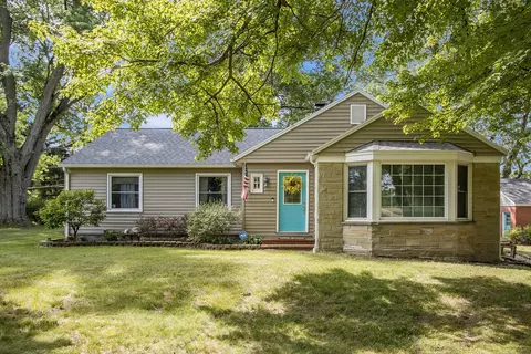 36519 52nd Ave, Paw Paw, MI 49079