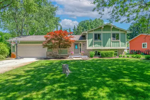 3690 Lido Dr, Highland, MI 48356
