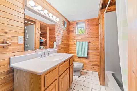 Bath - 11959 Greenbriar Dr, Jerome, MI 49249 photo 2 of 5