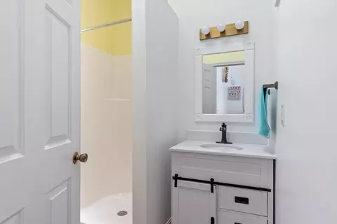 Bath - 11959 Greenbriar Dr, Jerome, MI 49249 photo 5 of 5
